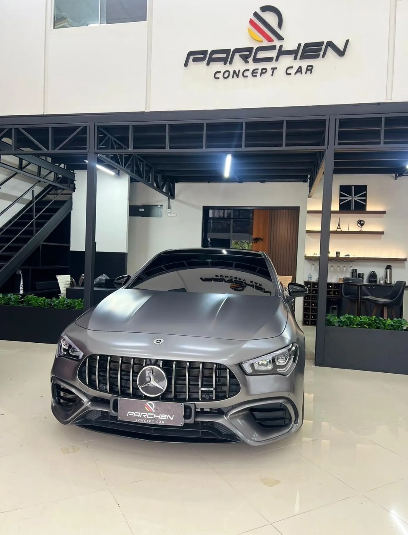 Mezanino e lounge da Parchen com um Mercedes-AMG